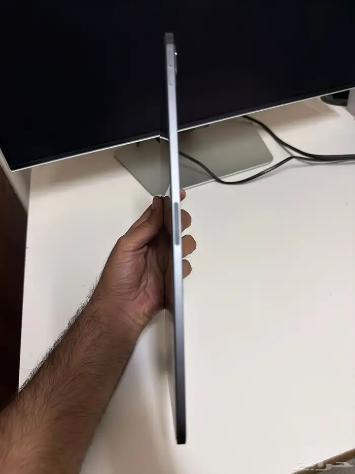 ايباد برو m4 11 انش مع ماجيك كيبورد 3