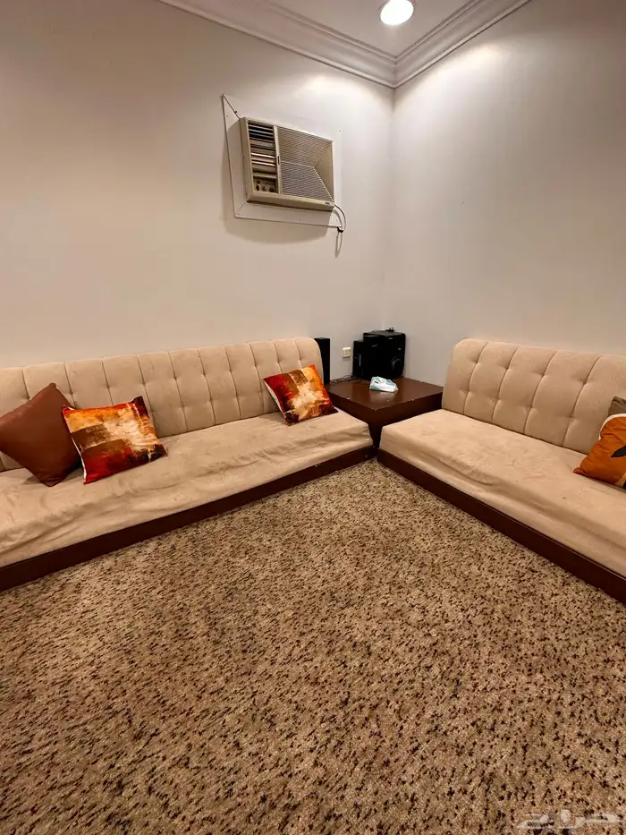 كنب مجلس مع طاولتين زوايا 1