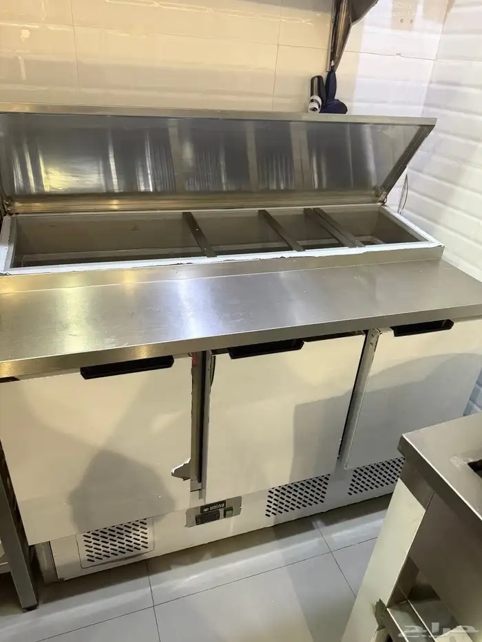 للبيع ثلاجة ارضية مع رفوف 2