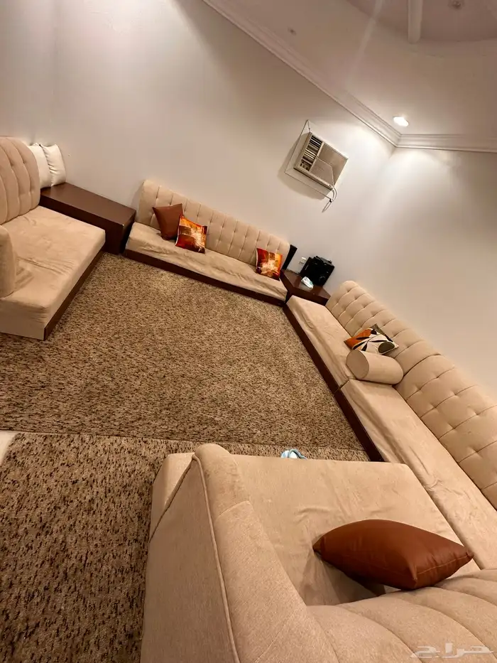 كنب مجلس مع طاولتين زوايا 3