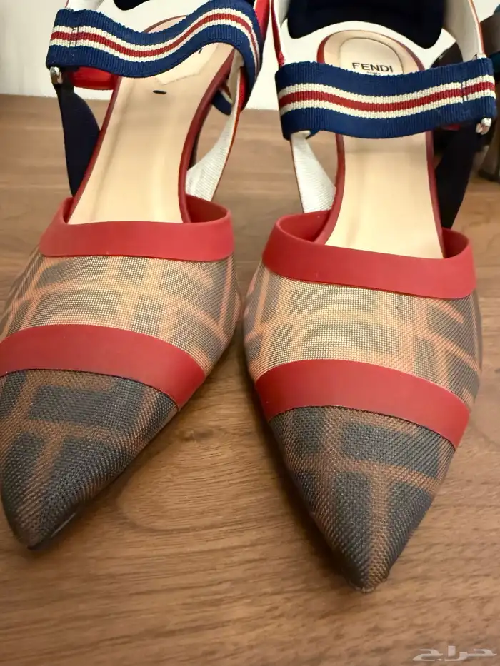 مجموعه من الصنادل والاحذيه من براندات عالميه جديد ومستخدم 36