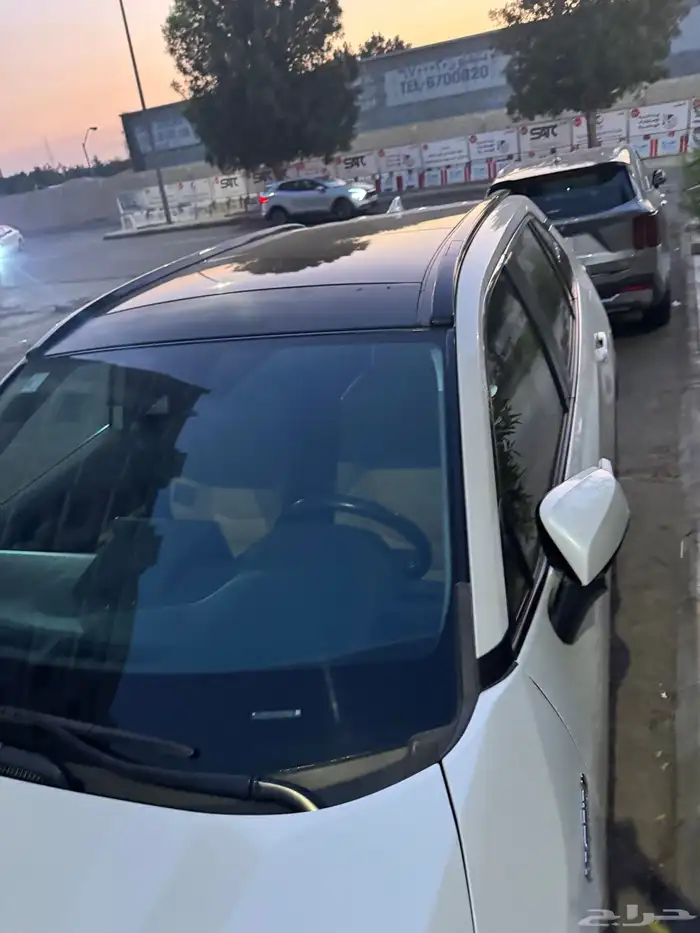 RAV4 2021 white hybrid Ltd 6