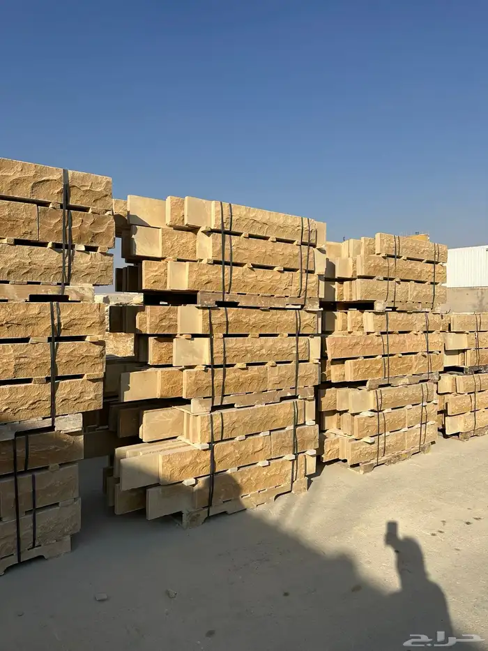 حجر عشوائي و وجه جبل و منحوت اصفر طبيعي 2