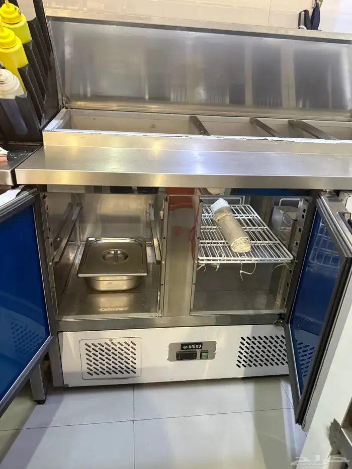 للبيع ثلاجة ارضية مع رفوف 1