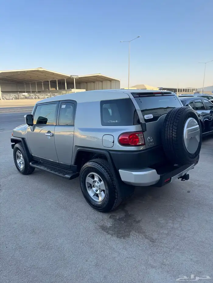 للبيع تويوتا اف جي 2010 - مخزن عداد 40 الف فقط 4