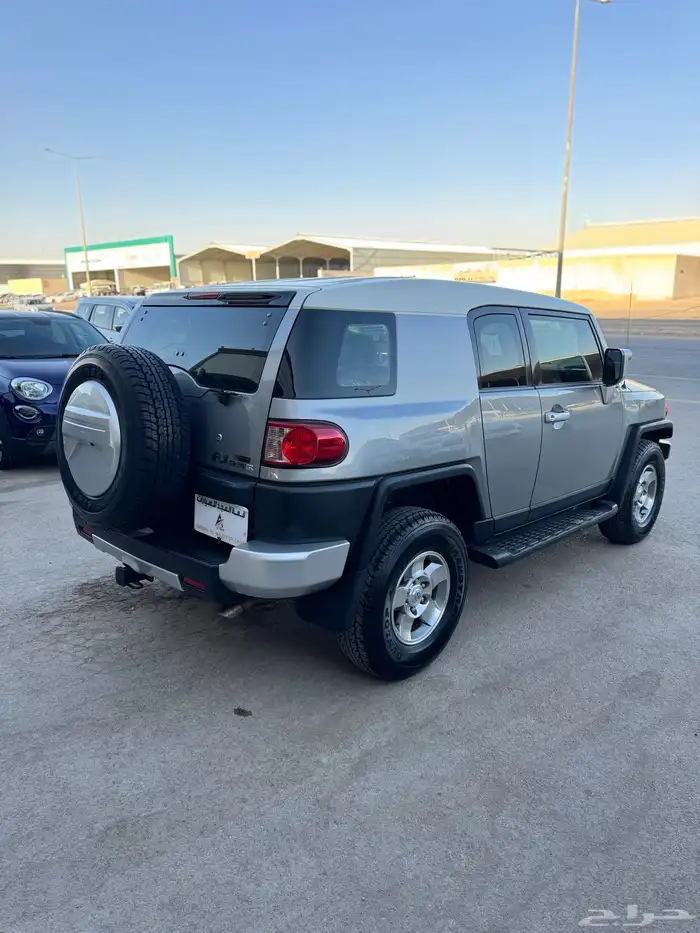 للبيع تويوتا اف جي 2010 - مخزن عداد 40 الف فقط 3