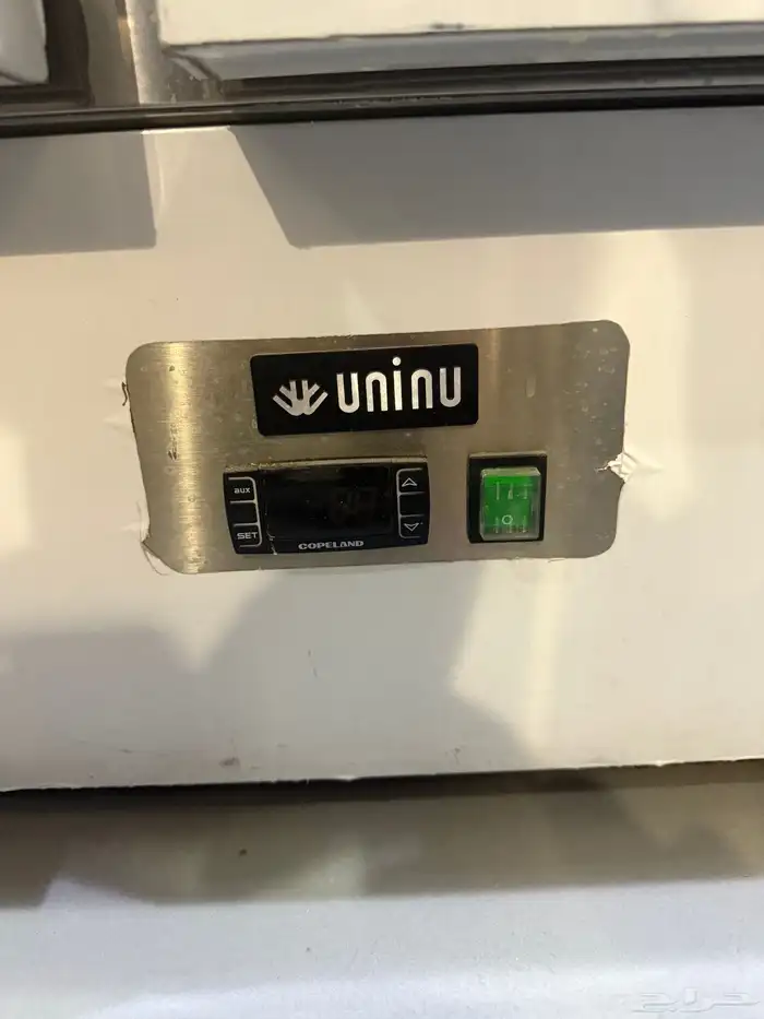 للبيع ثلاجة ارضية مع رفوف 0