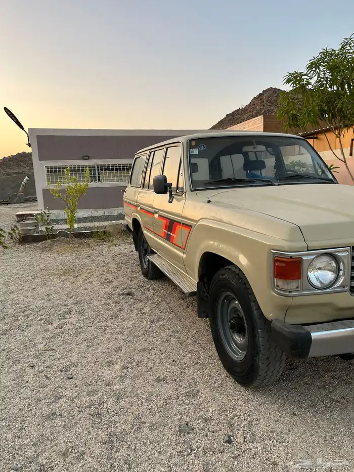 لاندكروزر صالون 1984 شبة مخزن 3