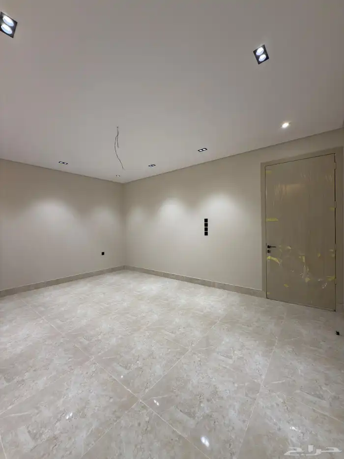 فيلا دور أرضي بمساحة 405 م 7