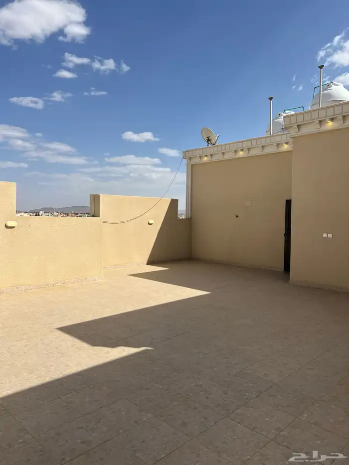 فرص للتمليك روف بملحق كبير vip حي النعمان قرب القاعدة الجوية 54