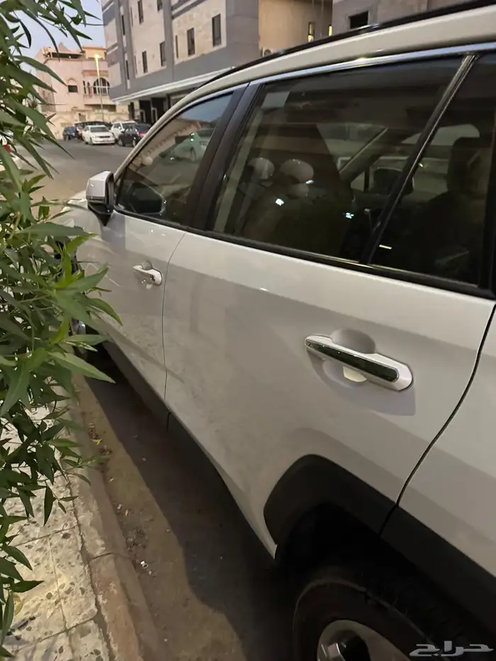 RAV4 2021 white hybrid Ltd 7