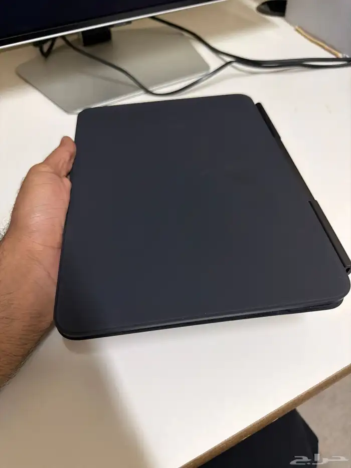 ايباد برو m4 11 انش مع ماجيك كيبورد 6