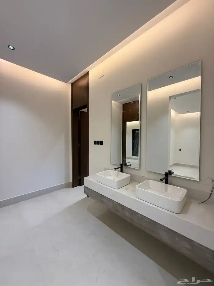 للبيع شقق علويه بملحق وشقق ارضيه بمداخل مستقله ف حي حسام 22