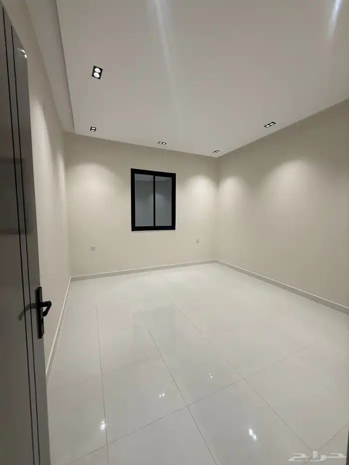 للبيع أرضي بحوش وشقق علويه بسطح خاص التحليه خميس مشيط 17