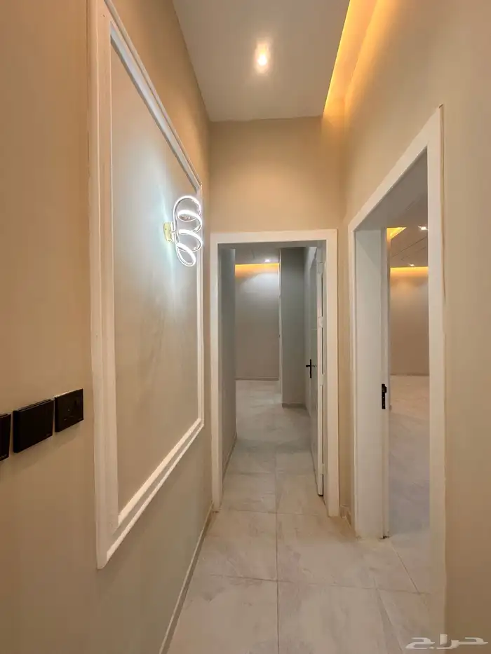 للبيع شقه ارضيه مدخل مستقل قريبه من دوار المنسك 11