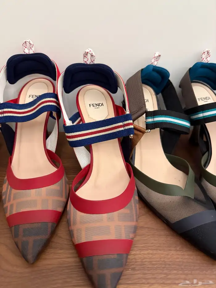 مجموعه من الصنادل والاحذيه من براندات عالميه جديد ومستخدم 19