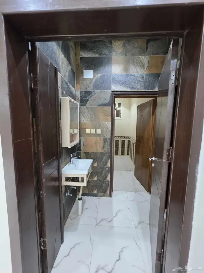 شقة دور اول بمخطط الموسى بخميس مشيط 5 غرف 3