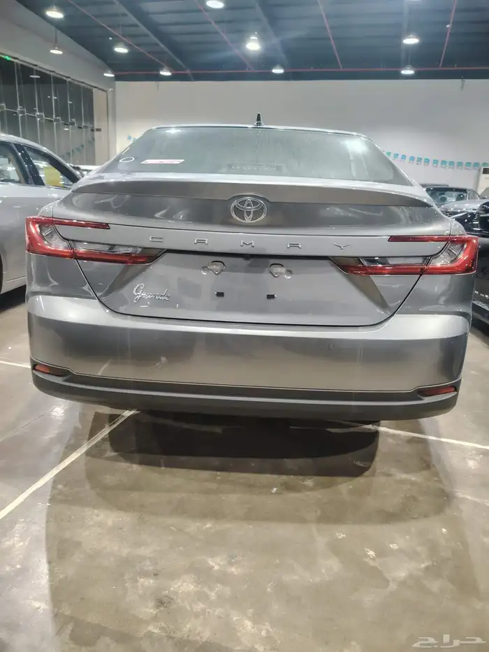 كامري جراندي البنزين باللون المميز التيتانيوم 2500 سي سي 5