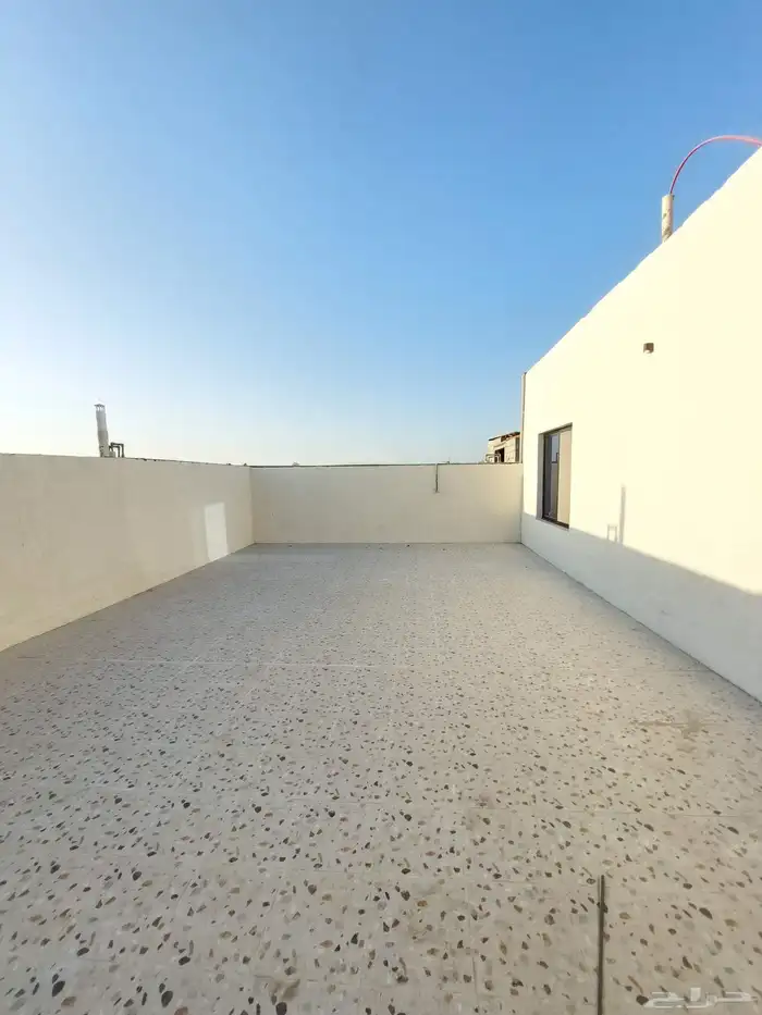 للبيع ملحق تمليك حي احد جديد 6 غرف وصالة ومطبخ و2سطح خاص 15