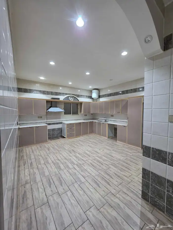 شقة دور اول بمخطط الموسى بخميس مشيط 5 غرف 9