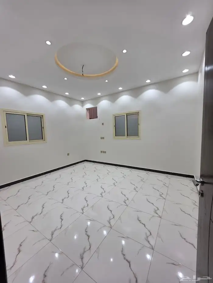 شقة دور اول بمخطط الموسى بخميس مشيط 5 غرف 6