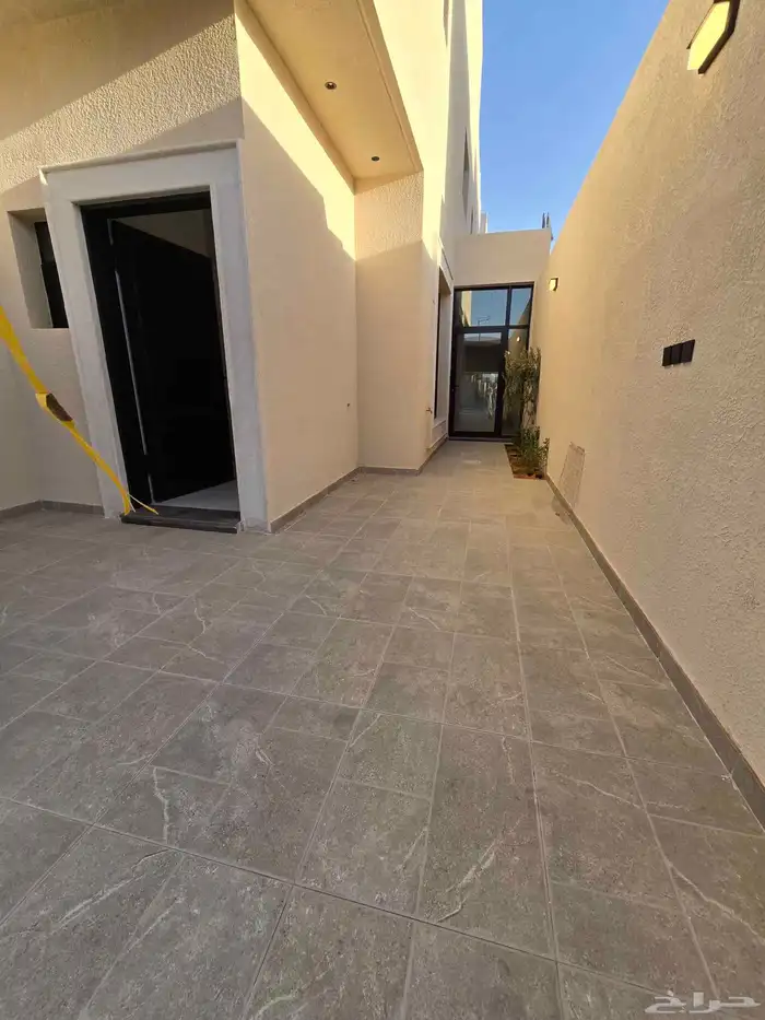 فلا دور علوي معا شقه للبيع حي زهره البديعه 900 الف 2