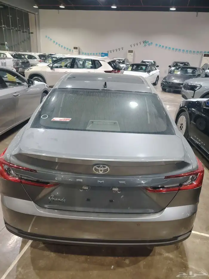 كامري جراندي البنزين باللون المميز التيتانيوم 2500 سي سي 4