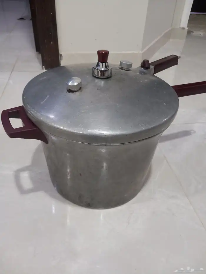 قدر ضغط نضيف المطلوب وحده من اليدات مكسوره باين بالصوره مت 0