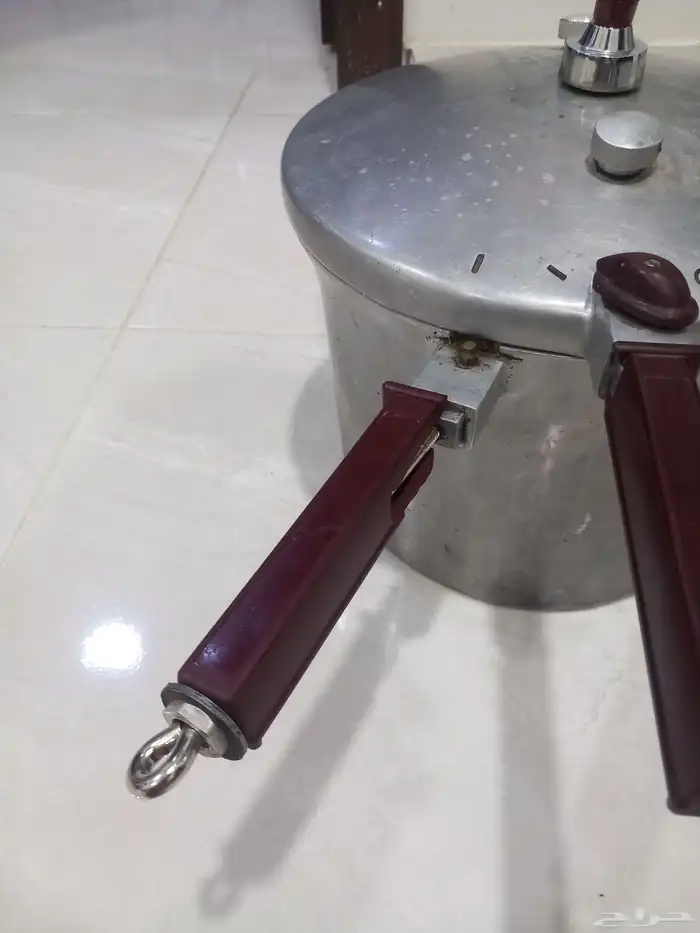 قدر ضغط نضيف المطلوب وحده من اليدات مكسوره باين بالصوره مت 1