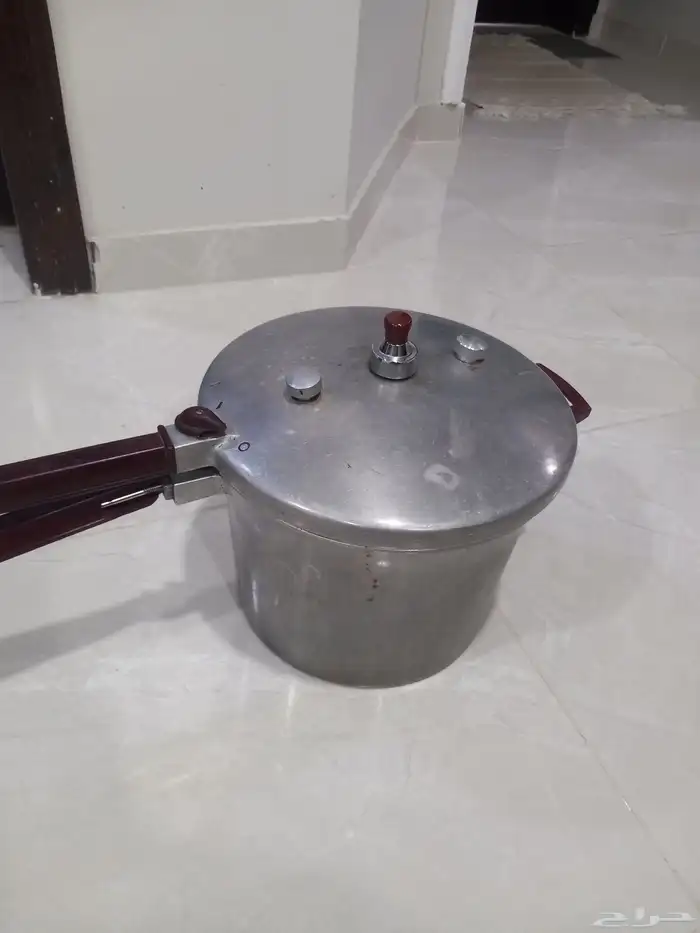 قدر ضغط نضيف المطلوب وحده من اليدات مكسوره باين بالصوره مت 2