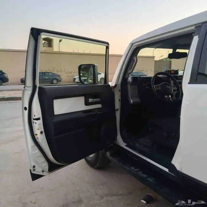 تويوتا اف جي ابيض موديل 2012 تم البيع 6