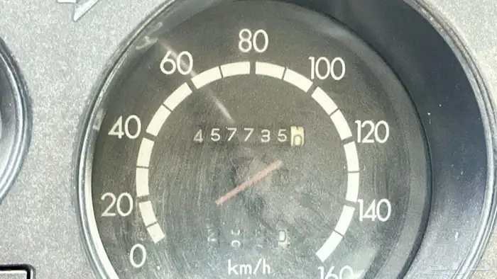 لاندكروزر موديل 83 6