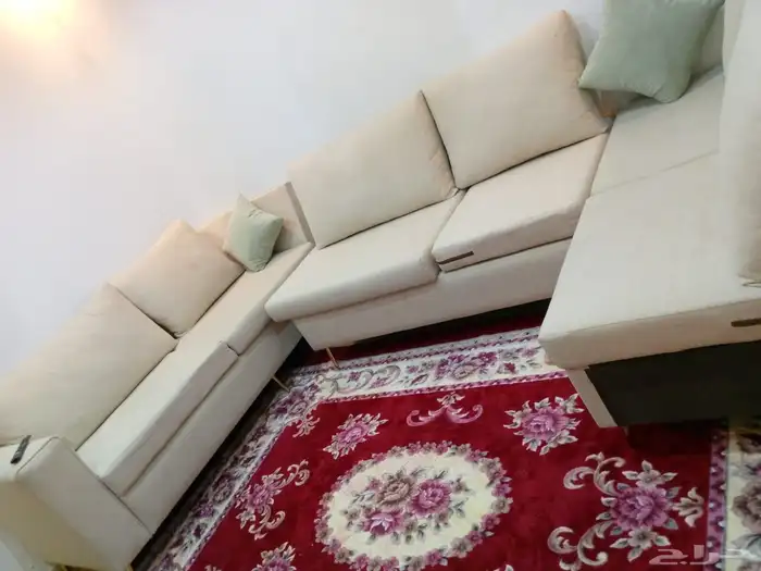 طقم كنب مع طاولة دائري وطقم طاولات ومرتبة للبيع المستعجل 0