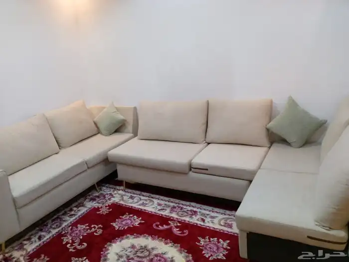 طقم كنب مع طاولة دائري وطقم طاولات ومرتبة للبيع المستعجل 1