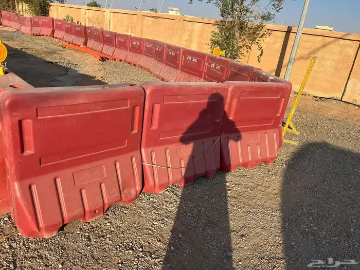 حواجز سفتي بلستيكيه شبه جديد عدد 450 حبه 1