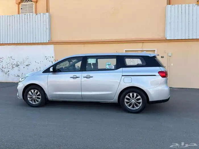 كيا كرنفال للبيع أو للإيجار 11