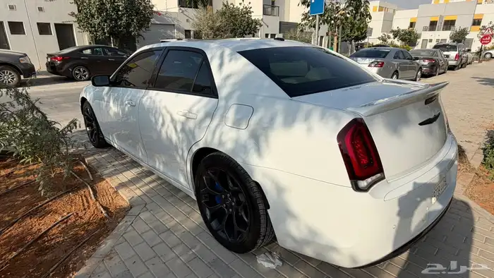 للتنازل كرايسلر 2021 300S ابيض بدون مقابل 15