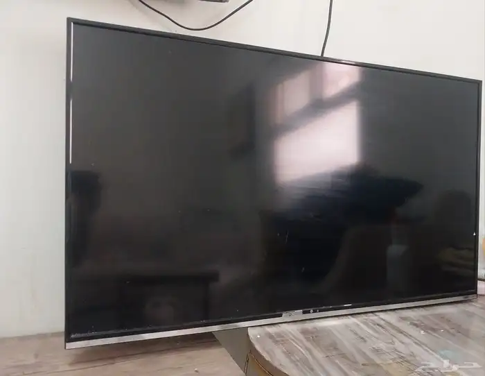 شاشة تلفزيون عادي وطاوله 0