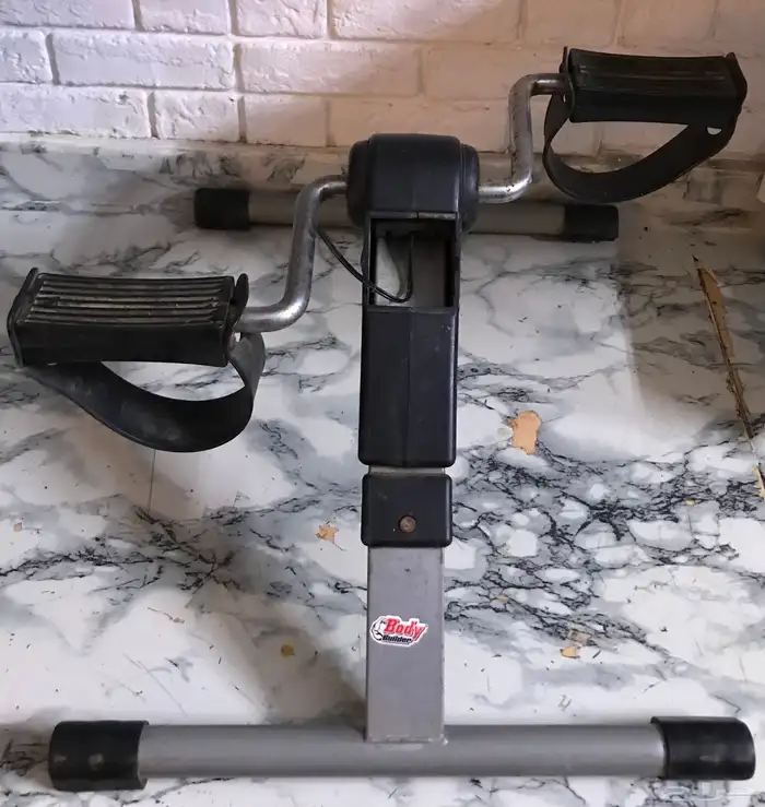 مكنسة كهربائية فيها وظيفة الرطب والجاف والة تمارين للارجل ت 1