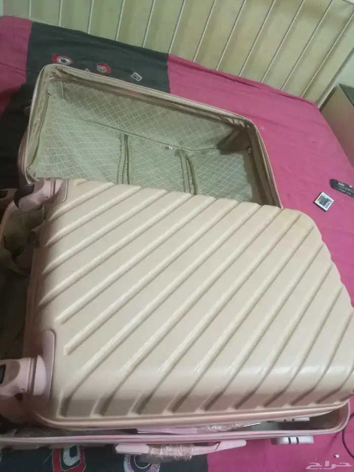 شنطتين سفر وسط و صغير شبه جديدات 2