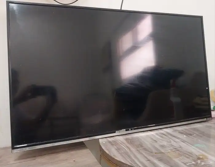 شاشة تلفزيون عادي وطاوله 1