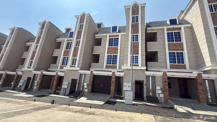 للبيع أرضي بحوش وشقق علويه بسطح خاص التحليه خميس مشيط 0