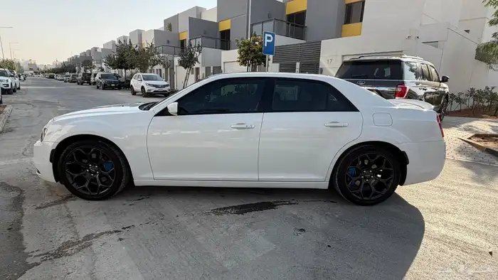 للتنازل كرايسلر 2021 300S ابيض بدون مقابل 10