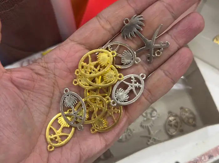 اكسسوارات منوعه شنط وحلقات وتقفيلات وبكلات احزمه اجراس جرس 45