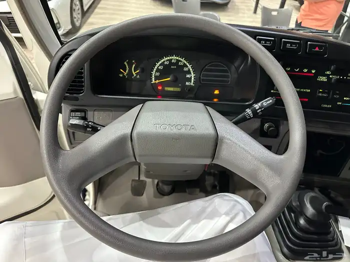 تويوتا باص كوستر موديل 2012 بنزين شبه جديد 7