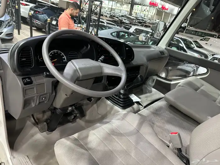 تويوتا باص كوستر موديل 2012 بنزين شبه جديد 6