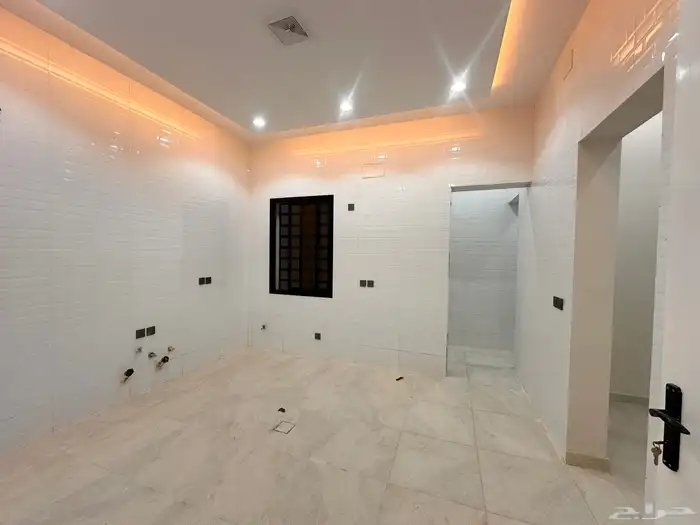 للبيع شقه ارضيه مدخل مستقل قريبه من دوار المنسك 9