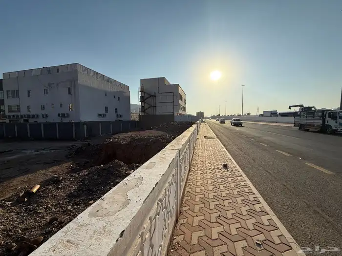 للبيع ارض تجارية سكنية على طريق الهجرة 5