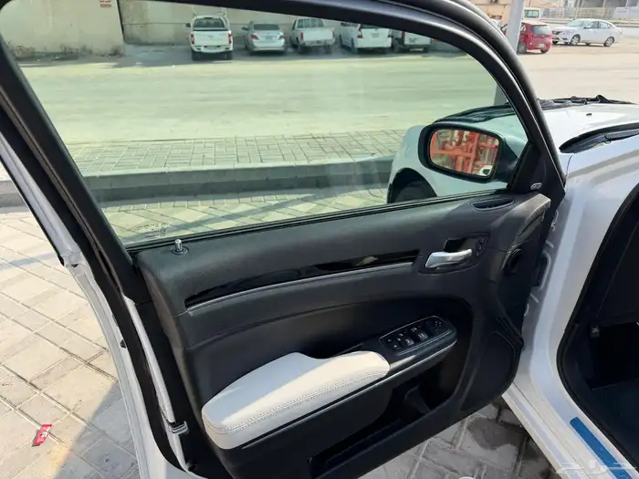 للتنازل كرايسلر 2021 300S ابيض بدون مقابل 18