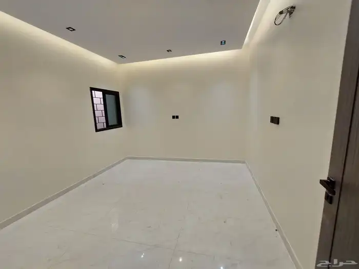 للبيع ملحق تمليك حي احد جديد 6 غرف وصالة ومطبخ و2سطح خاص 7